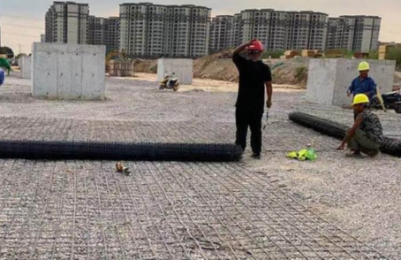 清江浦土工格栅铺设前地基要怎么处理？